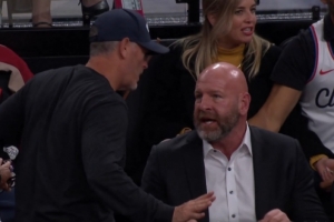 很有压迫感！对阵快船时开拓者新老板邓顿与GM克罗宁激烈争论