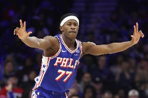 一飞冲天！保罗·乔治推反击 埃奇库姆滑翔拉杆倚住防守打进加罚