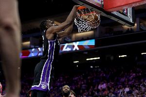 神兽级别！阿丘瓦上半场13中8砍下18分15篮板 其中9个前场板