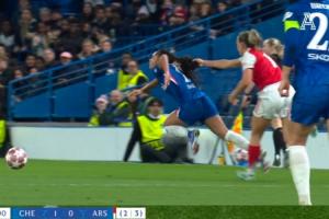 拉扯头发不吃牌！蓝军女足遭枪手淘汰，主帅抗议：还要VAR干什么