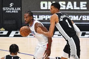 两代马刺核心！伦纳德此前与文班亚马交手5次 战绩4胜1负占优