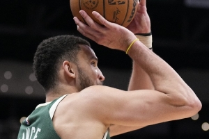 表现挺活跃！皮特·南斯半场7中5拿到12分 三分4中2&另有2板1帽