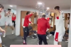 季后赛黑七！混音众将向教练泼水庆祝胜利 杨瀚森也泼了几下