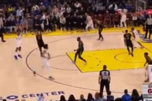 根本防不了！哈登弧顶找节奏撤步三分球打板命中