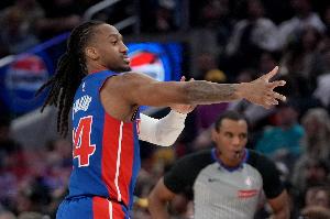 本赛季薪水422万！詹金斯赛季至今首发出战17场 期间场均17分7助