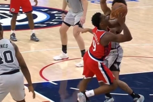 再进高难度！马瑟林突破失衡随手抛球打成2+1