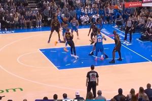 杰伦威造犯规打成2+1 第二节开始雷霆已领先湖人30分