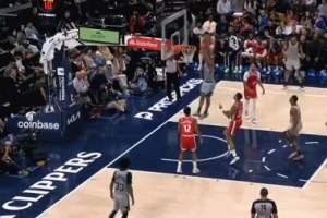 Show Time！哈珀持球中路突击 起飞滑翔双手爆筐