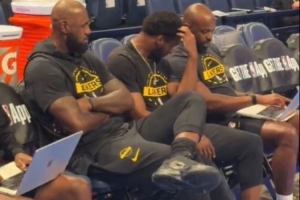 父子同心！詹姆斯赛前与布朗尼一起认真研究比赛录像