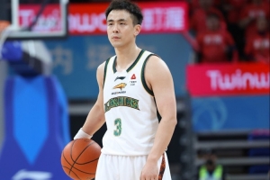 赶快找找手感！赵继伟半场6中1&三分3中0仅拿4分 但送9助攻