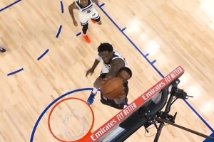 看着都疼！詹金斯突击起飞暴扣 被兰德尔击中面部但裁判无视