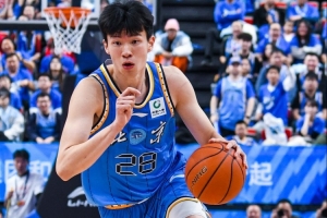 投进关键3分！媒体人：张鹏辉一球成名 机会确实是留给有准备的人