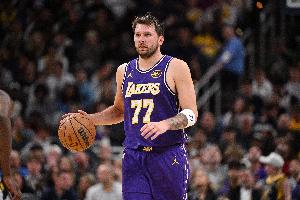 疑似腿筋受伤！东契奇本赛季出战了64场比赛 还差1场才能评奖