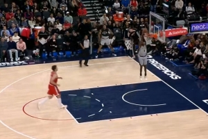 都在挨揍！福克斯抢断轻松扣空篮打停快船 分差15分