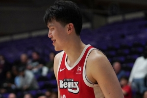 杨鸣：杨瀚森很不易 要立马适应高原 我们当年在云南打比赛也很难