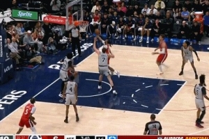 闲庭信步！加兰杀入内线 大步闪开防守轻松上篮打中