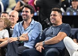 大罗：去年我和阿尔卡拉斯打网球，我的肩膀到现在还有点发炎