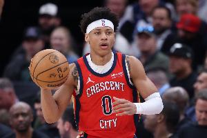 替补双枪！费尔斯半场9中7&三分6中4砍18分 霍金斯半场6中4拿11分