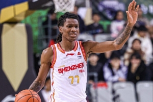 冲击力十足！史密斯上半场12投6中砍下20分4板4助1断1帽