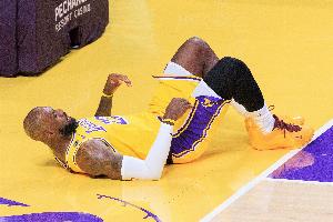 本赛季宣判死刑？东里接连受伤 湖人只能指望41岁的老詹兜底？