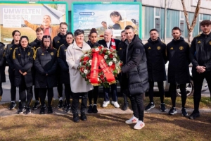 曼联女足、拜仁代表以及两队球迷共同缅怀慕尼黑空难遇难者