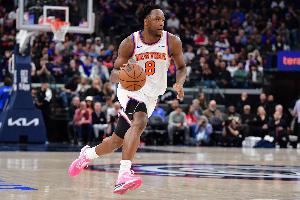 真准啊！阿努诺比半场5记三分球拿下19分5板2助1帽 次节独得13分