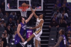 干就完了！墨菲中路持球强突雷诺 不怵雷诺防守完成单臂隔扣