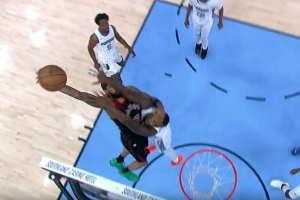 可惜了！英格拉姆切入暴力隔扣打成2+1 灰熊挑战成功改判进攻犯规