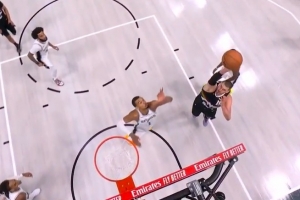 从容不迫！约基奇转身关键抛射 球刚越过文班手指尖掉入篮筐！