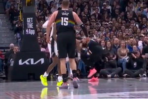 重要轮换！布鲁斯·布朗接球时左小腿受伤 一瘸一拐坚持不了