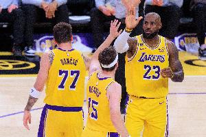 单核！本赛季当詹姆斯在场且东里不在场时 湖人每百回合净胜7.4分