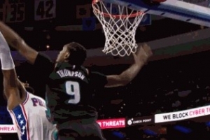 干净高帽！奥萨尔篮下帽翻乔治被吹犯规 活塞挑战成功