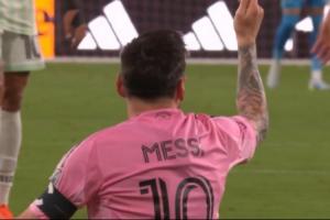 梅西带球内切被放倒，倒地后示意主裁出牌，随后任意球稍稍偏出