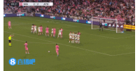 Duang！梅西任意球中柱，苏亚雷斯破门因越位在先被吹