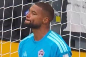 超级乌龙！美职联后卫朝自家禁区解围，斯特芬没能停下致乌龙