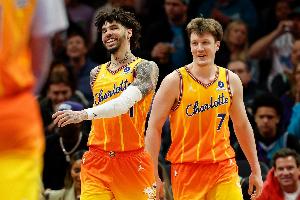 老六竟在队中！三球255个三分超东契奇 紧追队友克尼佩尔！