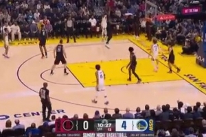 抢下开局！追梦迎着杜兰特射进三分球 勇士7-0强势开场领先火箭