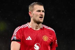 记者：德里赫特未出现在曼联的训练阵容中，达洛特因病缺席训练