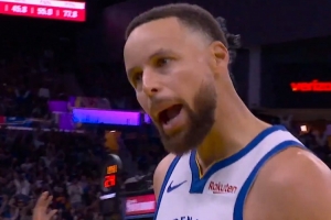 王者归来！库里单挑伊森后撤步三分飙中后大喊：I‘m back！