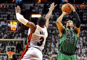 皮尔斯：贝弗利总说些争议言论 韦德不该跟他吵 换我根本不搭理他