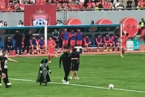 王钰栋和机器人冲冲为吴越杯揭幕战嘉兴队对衢州队的比赛开球