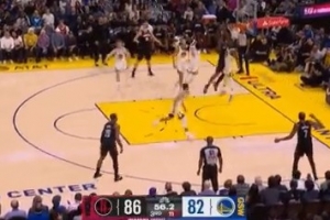 艰难止血！阿门篮下接球 滞空对抗追梦打进可惜加罚没有