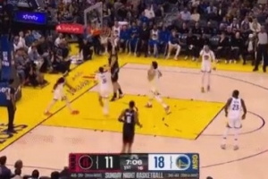 篮下没高度！申京接球晃飞小佩顿转身单臂劈扣