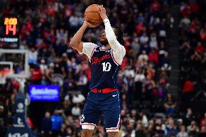 表现挺稳的！加兰半场11中5拿到13分4板3助 其中三分6中2