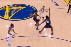 引力还在！库里登场即遭包夹 妙传助攻贝西起飞暴扣