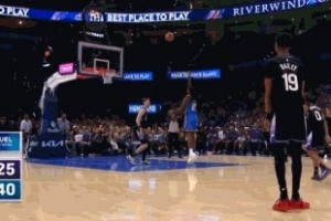 拼每个球！卡森·华莱士断下爵士后场发球压哨抛投命中