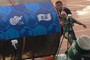 冲动！米特里策染红后想冲进球场被带离，离场前还怒踹赞助商水桶