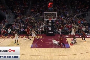 突然就倒了！米切尔“晃倒”米卡·波特&科比·布朗 轻松压哨抛投