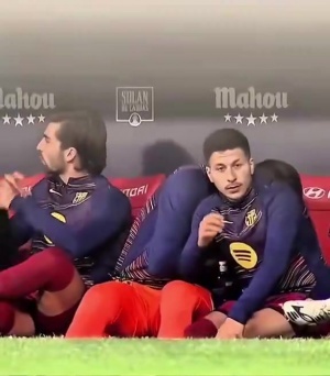 这吃的是？什琴斯尼在替补席让巴德吉打掩护，自己侧过身去吃东西