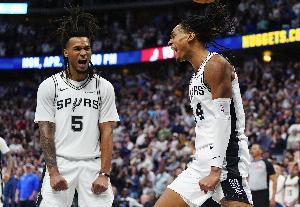 卡斯尔：我们三名后卫随时都能冲击内线 我们都非常无私